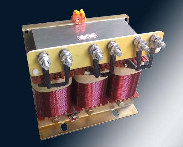 TKSG/TKDG濾波電抗器通過(guò)的是交流電流，它與濾波電容器串聯(lián)使用，組成諧振電路，使其在規(guī)定的頻率點(diǎn)上諧振，濾指定的高次諧波；同時(shí)還可實(shí)玖電力系統(tǒng)的無(wú)功補(bǔ)償和…